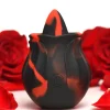 BLOOMGASM - Black Kiss Vibrateur Rose Rimming - Rouge/Noir